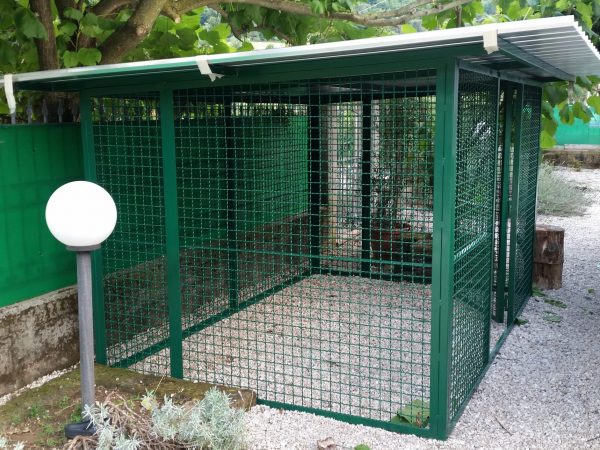 struttura in ferro e rete verniciato con copertura pannello coibentato