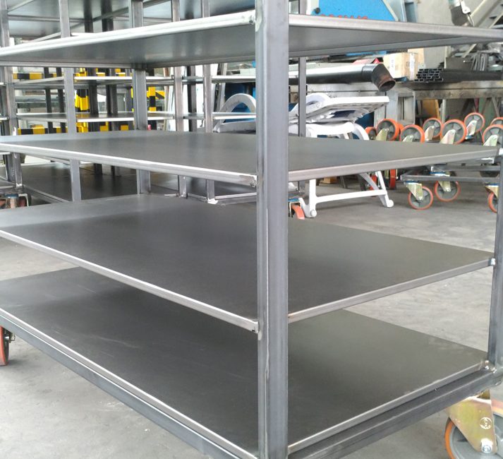 carrello in lamiera con ruote girevoli