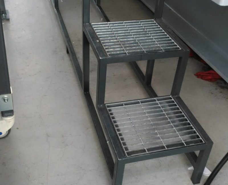 scaletta in ferro verniciato e gradini in grigliato zincato