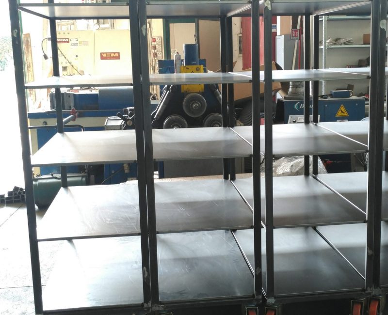 carrello in lamiera con ruote girevoli